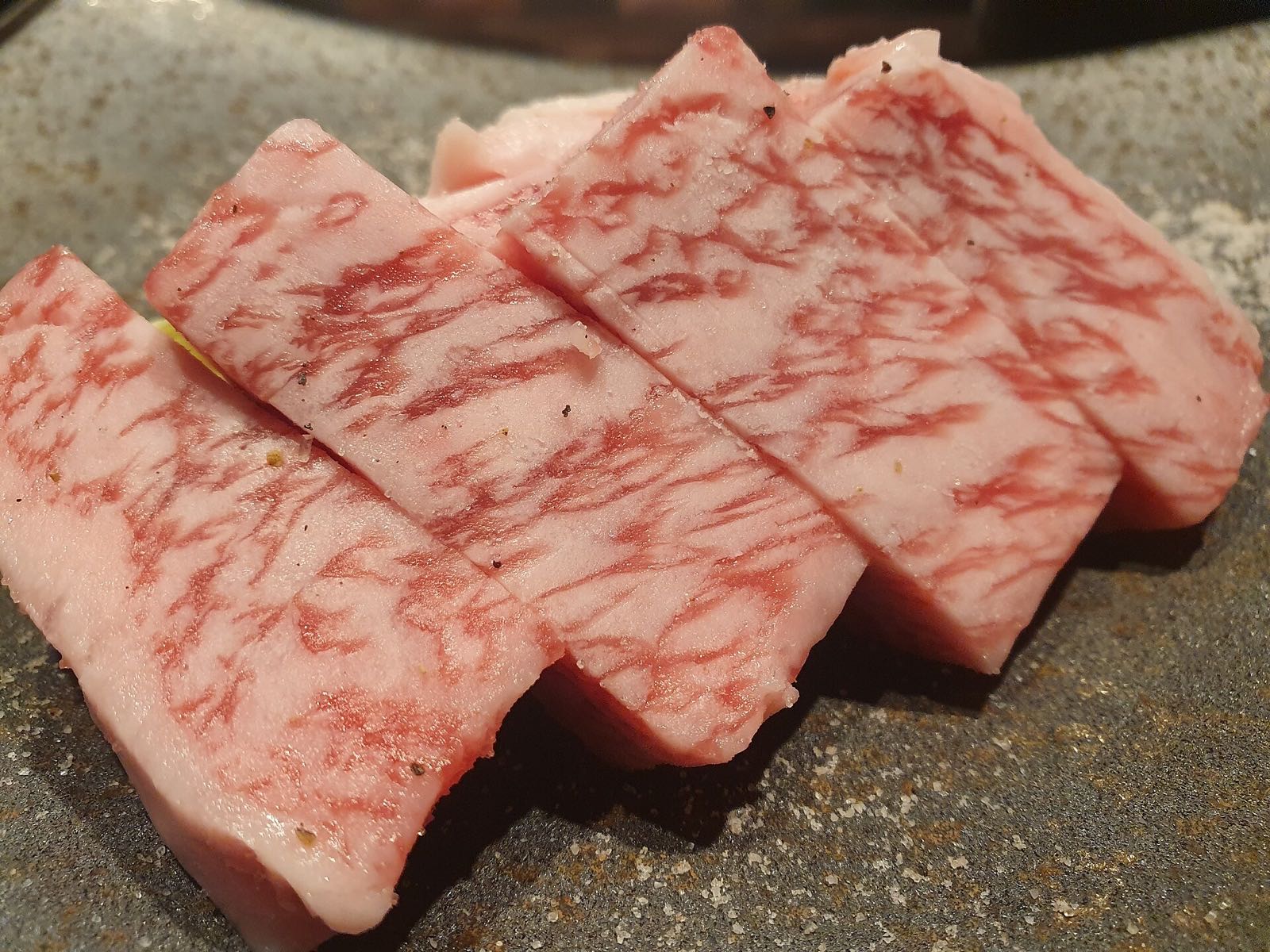 霜降り肉の盛り付け(イメージ写真)